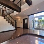 玄関ホールは吹き抜けになっていて、解放感があります。