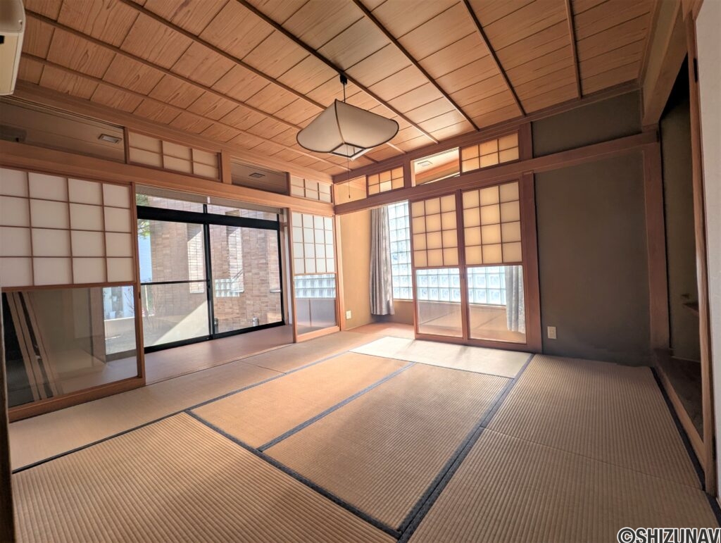 玄関横の和室は二面採光で自然光が入り明るいです。