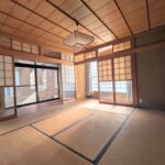 玄関横の和室は二面採光で自然光が入り明るいです。