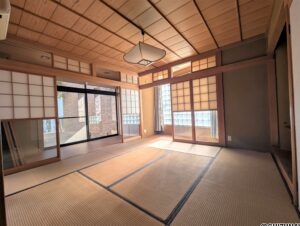 玄関横の和室は二面採光で自然光が入り明るいです。