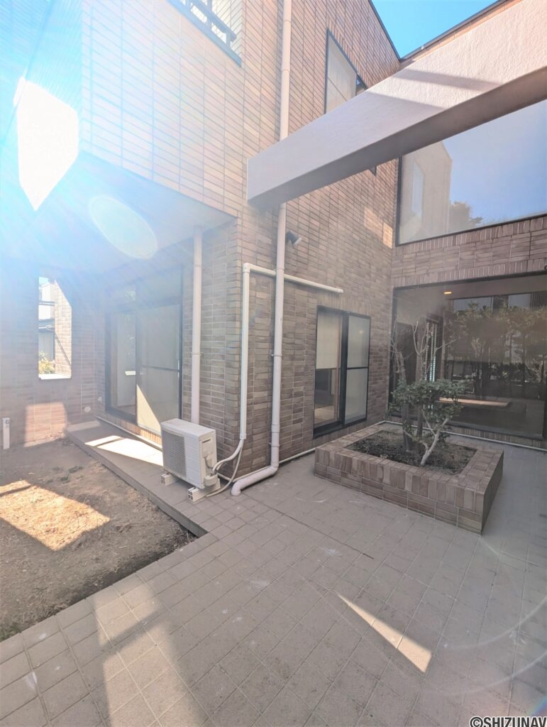 LDKと和室の間には中庭があり、バーベキューをしたり、水遊びをしたりできます。