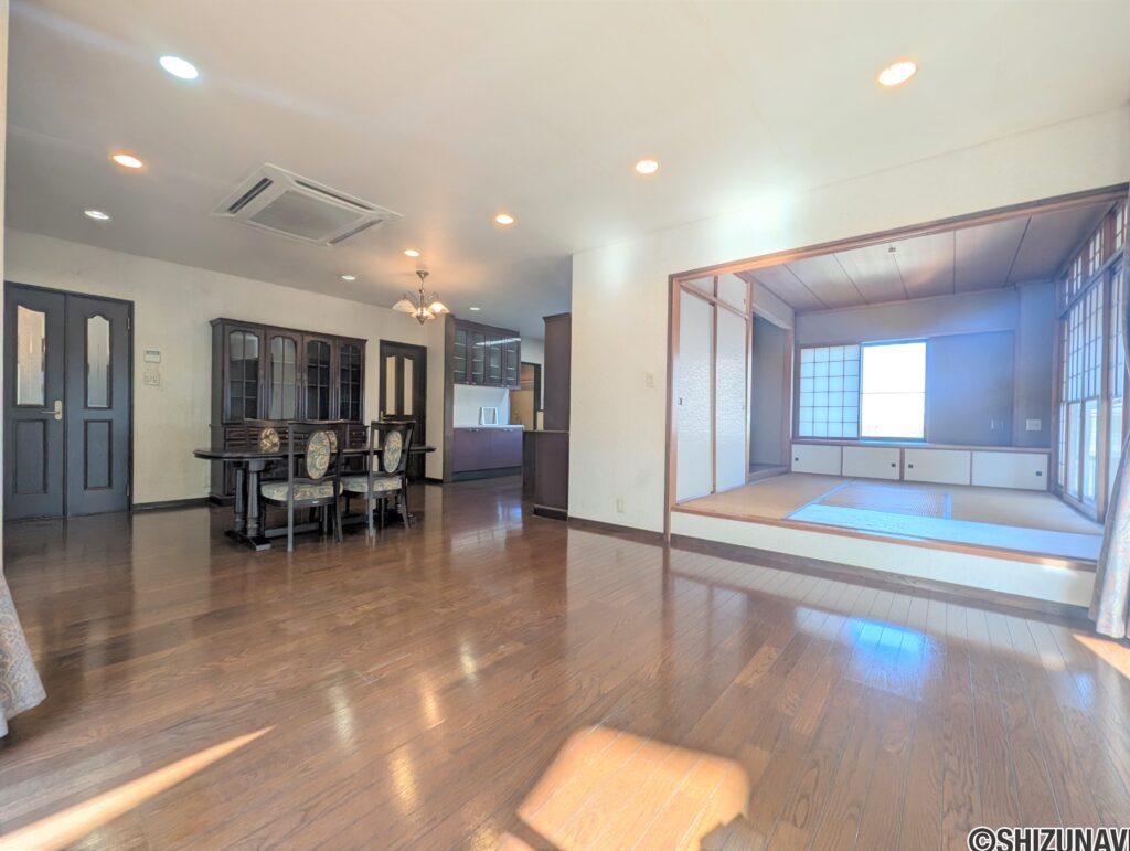 27帖の広々としたLDKは、大きな掃き出し窓が造られています。