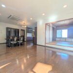 27帖の広々としたLDKは、大きな掃き出し窓が造られています。