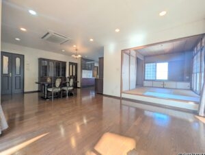 27帖の広々としたLDKは、大きな掃き出し窓が造られています。