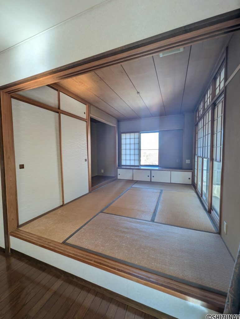 LDK横の堀こたつ付き和室。堀こたつに入りながら「富士山」を眺められるように造られついます。