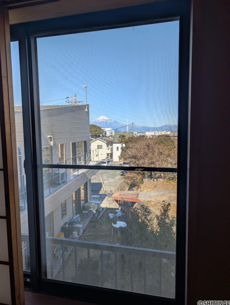 LDK横の和室からの富士山。