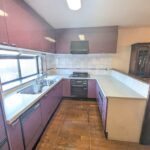 コの字型のキッチンは作業スペースが広くて使い勝手が良さそうです。