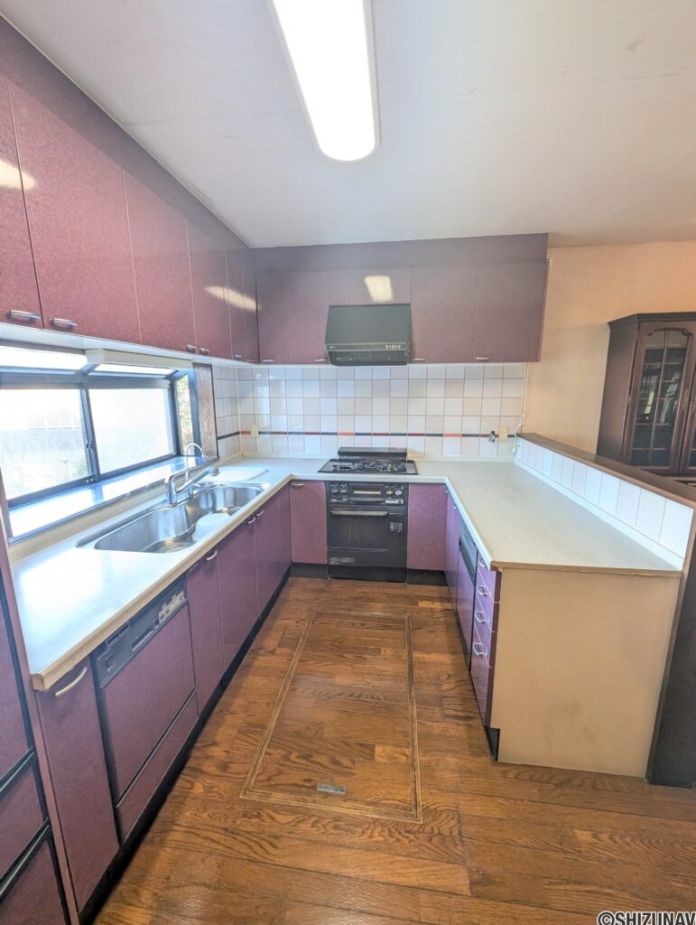 コの字型のキッチンは作業スペースが広くて使い勝手が良さそうです。