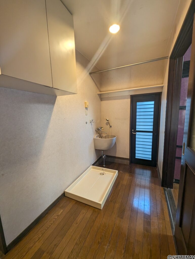 キッチン横には洗面所と行き来ができる「家事室」があります。