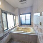 浴室は2面採光でジャグジー付き。