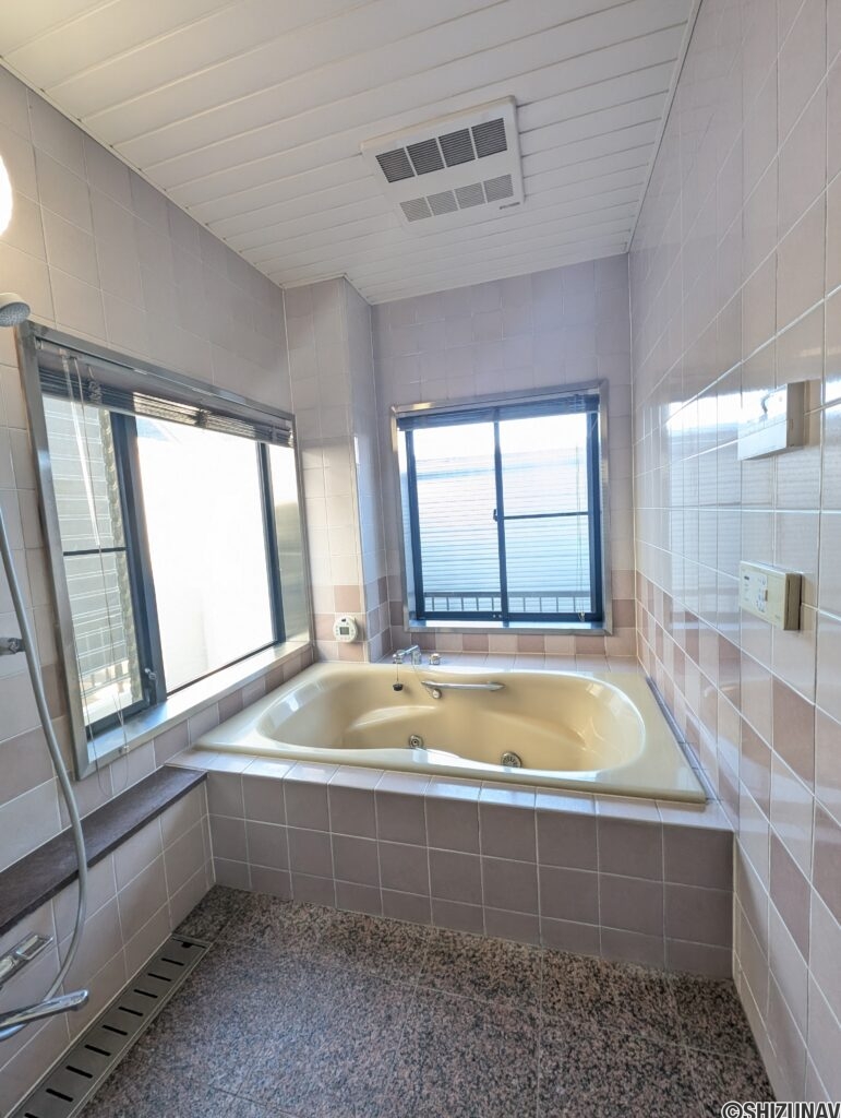 浴室は2面採光でジャグジー付き。