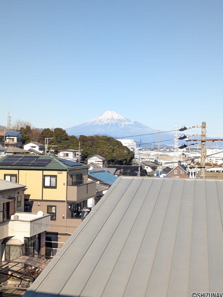 2階の和室からの富士山。
