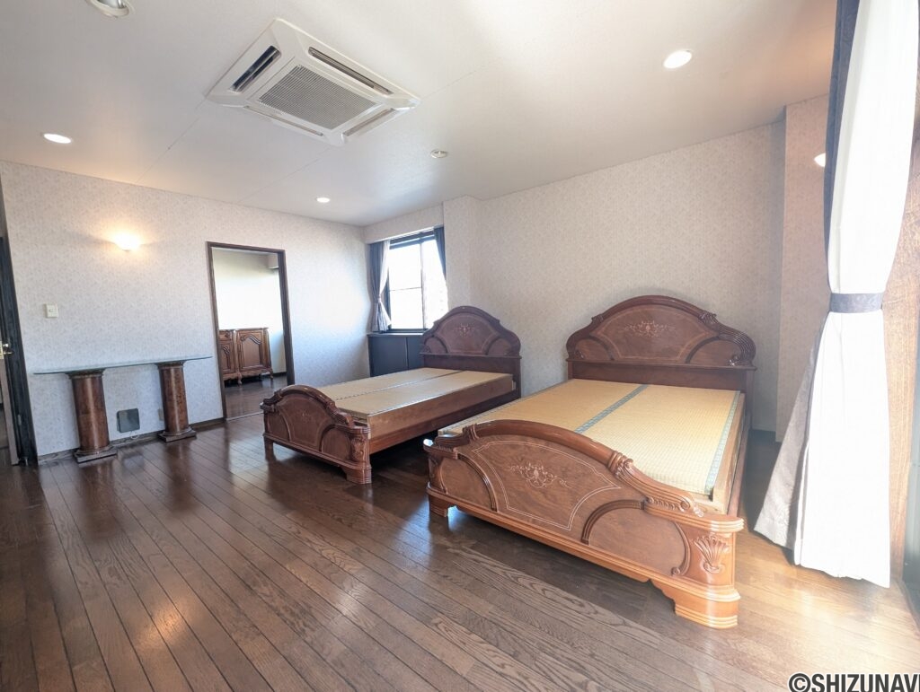 ラウンジ横に寝室16.6帖があります。