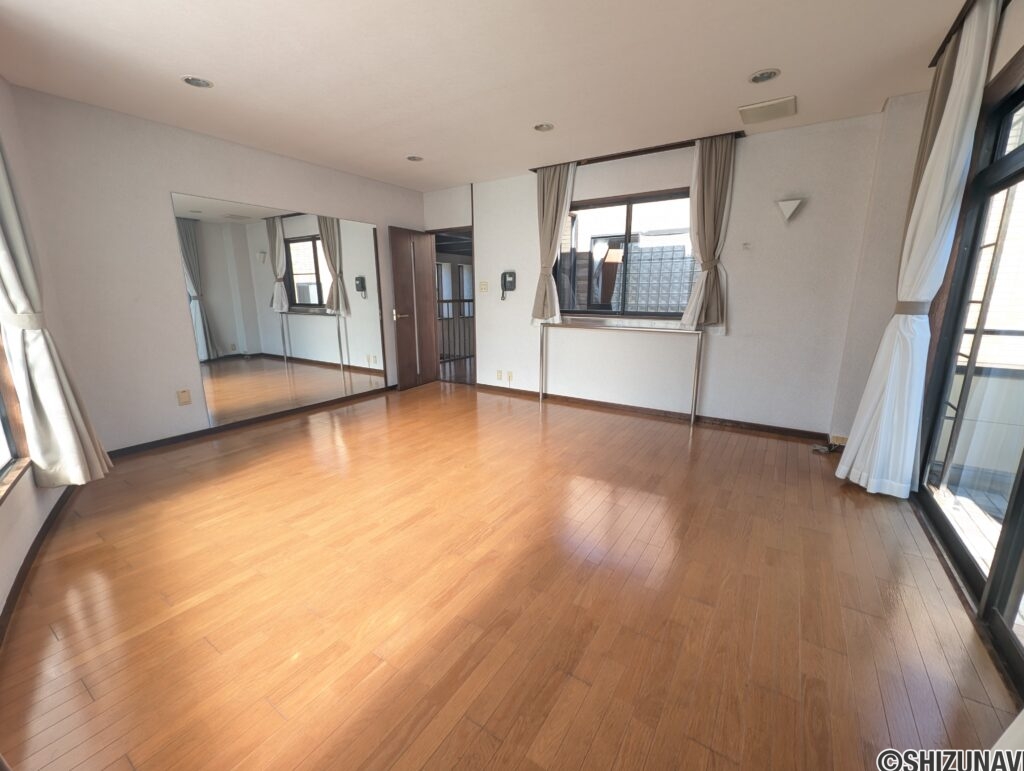 3面採光の明るいお部屋です。トレーニングルームとして使用するため床は頑丈なものになっています。