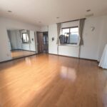 3面採光の明るいお部屋です。トレーニングルームとして使用するため床は頑丈なものになっています。