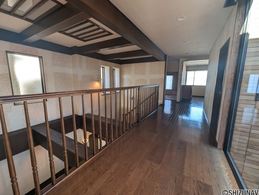 2階廊下も広々としています。