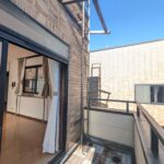 トレーニングルームに面するバルコニーからは屋上に上がることもできます。