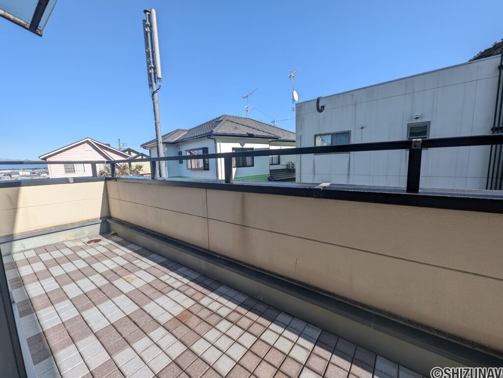 寝室に面するバルコニーはワイド。水栓もあります。