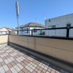 寝室に面するバルコニーはワイド。水栓もあります。