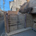 階段を上がると玄関があります。