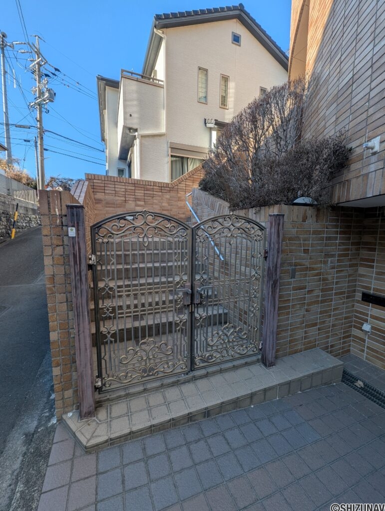 階段を上がると玄関があります。