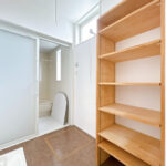 【洗面室】洗面室内は可動棚がございます。洗濯用品やタオル類などを収納していただけます。