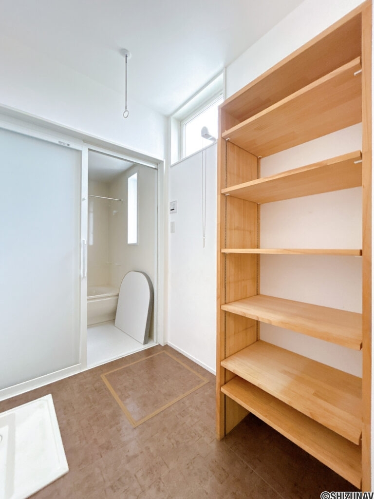 【洗面室】洗面室内は可動棚がございます。洗濯用品やタオル類などを収納していただけます。