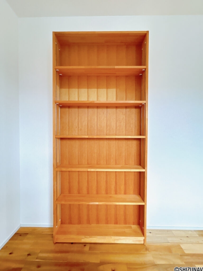 【2階書斎　扉】2階書斎の扉は本棚を兼用しています。