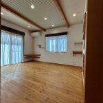 リビング（入口ドア付近から南方向を撮影）