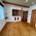 リビング（南側からキッチン方向を撮影）