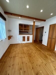 リビング（南側からキッチン方向を撮影）