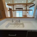 キッチンシンクから見たリビングの風景