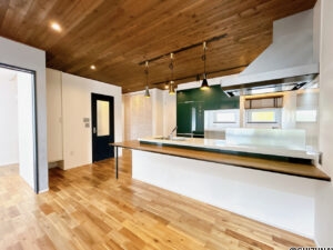 【LDK】約15帖のLDK。対面キッチンがLDKの主役で、家族の会話が弾みそうですね。