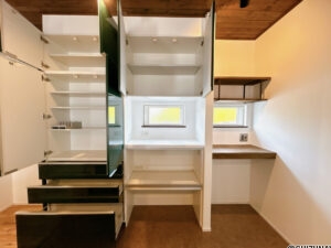 【キッチン／背面カップボード】スライドキャビネット付きのカップボードが備え付けられています。コンセントも複数口あるので、電子レンジや炊飯器をまとめて置けますね。