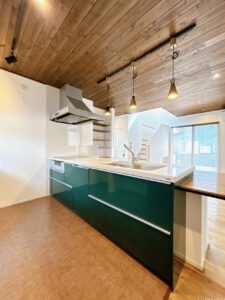 【キッチン】キッチンはクリーニングいたします。カウンター付きの対面キッチンなので、ご家族が集まりやすい空間になりますね。