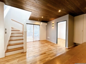 【LDK】カウンターの隅から撮影したLDKの写真です。掃き出し窓があるので、ウッドデッキやテラスを設置したりすることも可能です。