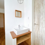 【2階洗面台】2階にも洗面台がございます。朝の支度でご家族皆様が使う水回りだからこそ、スムーズに支度が出来ますね。