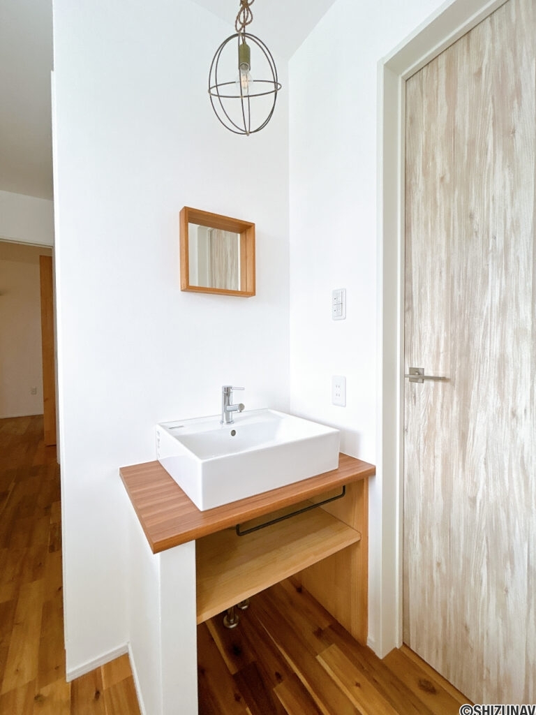 【2階洗面台】2階にも洗面台がございます。朝の支度でご家族皆様が使う水回りだからこそ、スムーズに支度が出来ますね。