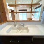 キッチンシンクから見たリビングの風景