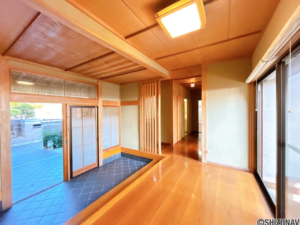 【母屋玄関内観】別角度