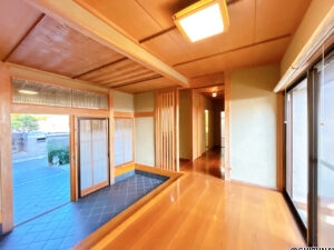 【母屋玄関内観】別角度