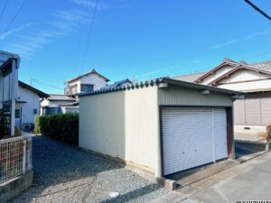 【リフォーム前／ガレージ】敷地南側にはガレージがございます。車高制限はありますが、普通車やバイクを置いておくにはちょうど良い大きさかと思います。