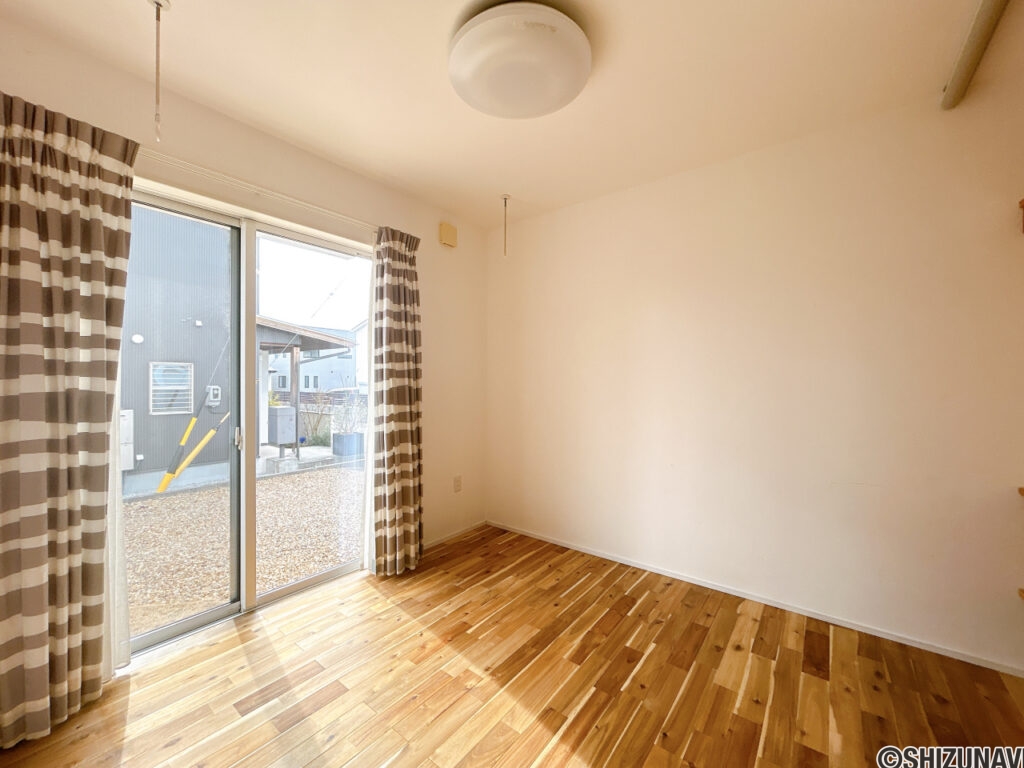 【1階洋室】LDKから続き間になる4.5帖の洋室です。室内干しが出来るよう物干し竿のフックがついています。