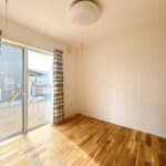 【1階洋室】LDKから続き間になる4.5帖の洋室です。室内干しが出来るよう物干し竿のフックがついています。