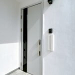 【玄関】タッチキー式の玄関です。