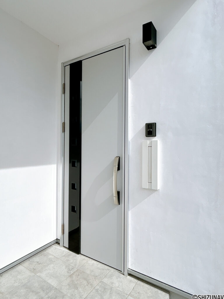 【玄関】タッチキー式の玄関です。