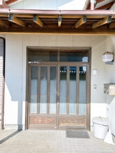 【リフォーム前／玄関外観】