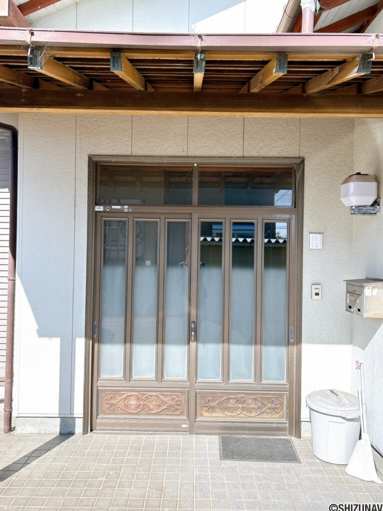 【リフォーム前／玄関外観】