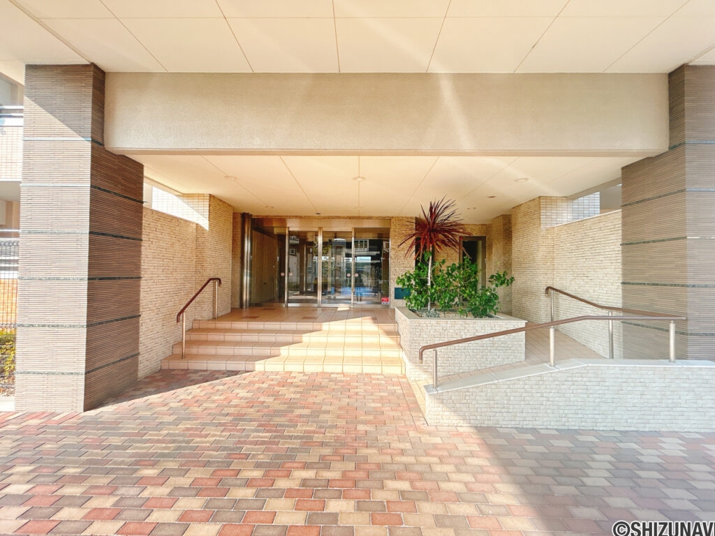 【マンション入り口】