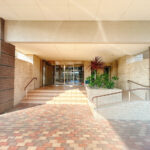 【マンション入り口】